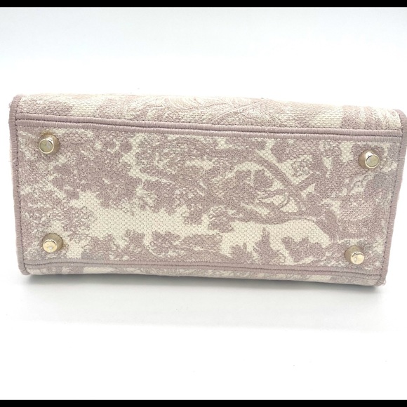 Dior MEDIUM LADY D-LITE BAG
Rose Des Vents Toile SOLD - Picture 15 of 16